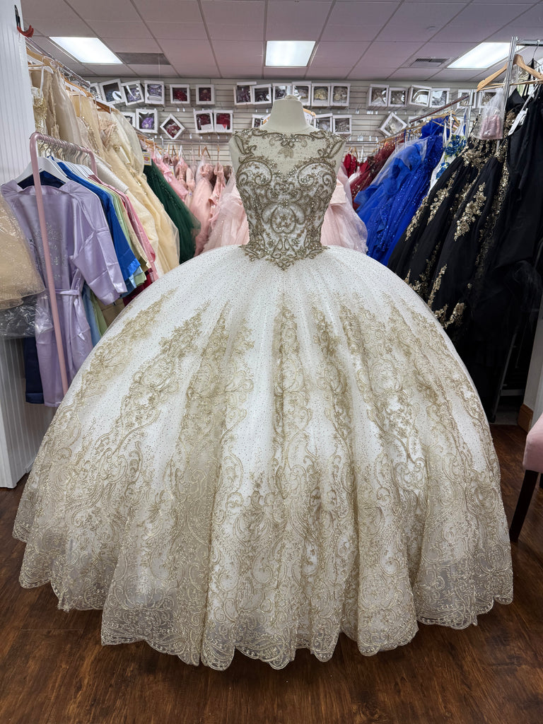 House of wu style 26941 in white/gold size 8